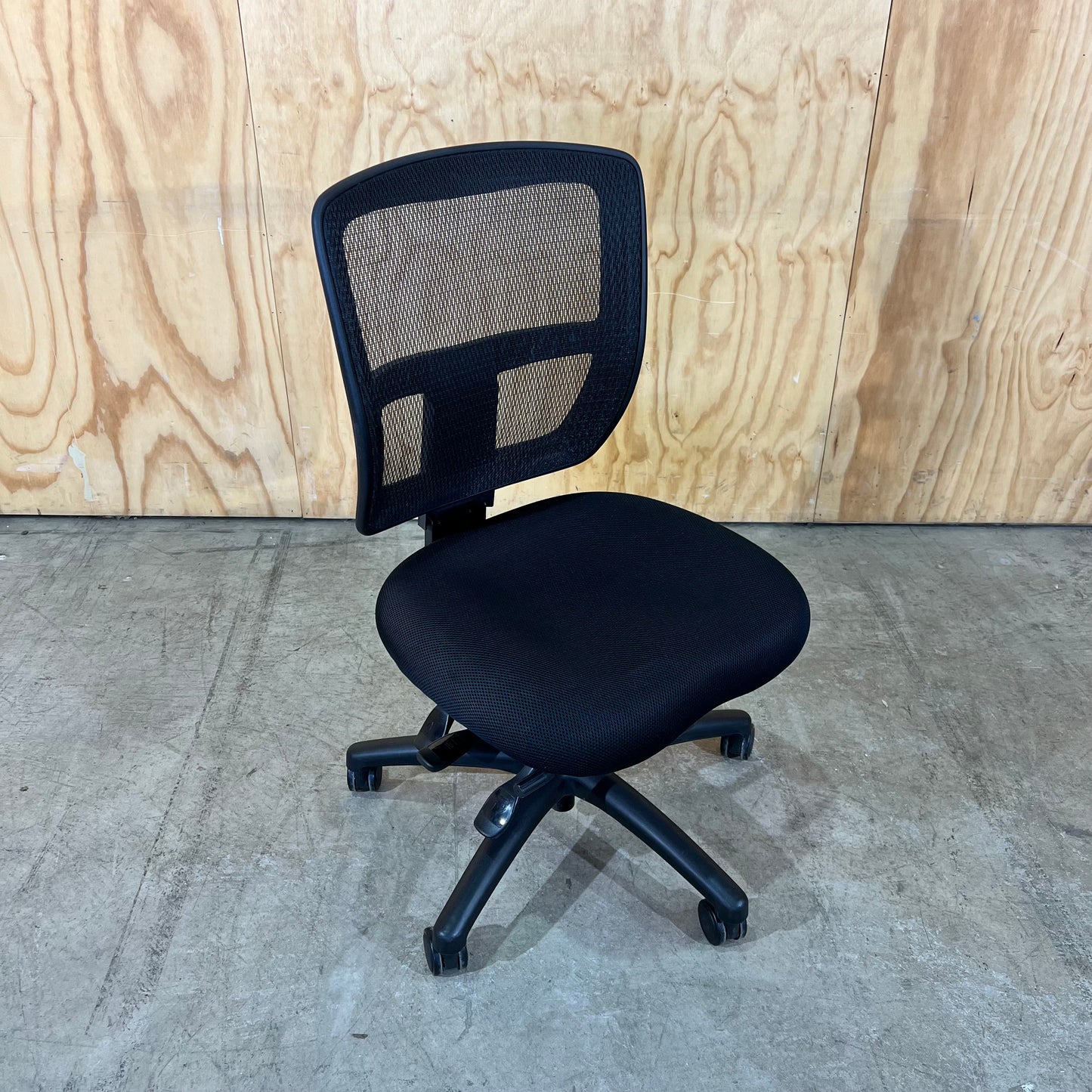 Black Mesh Task Chair