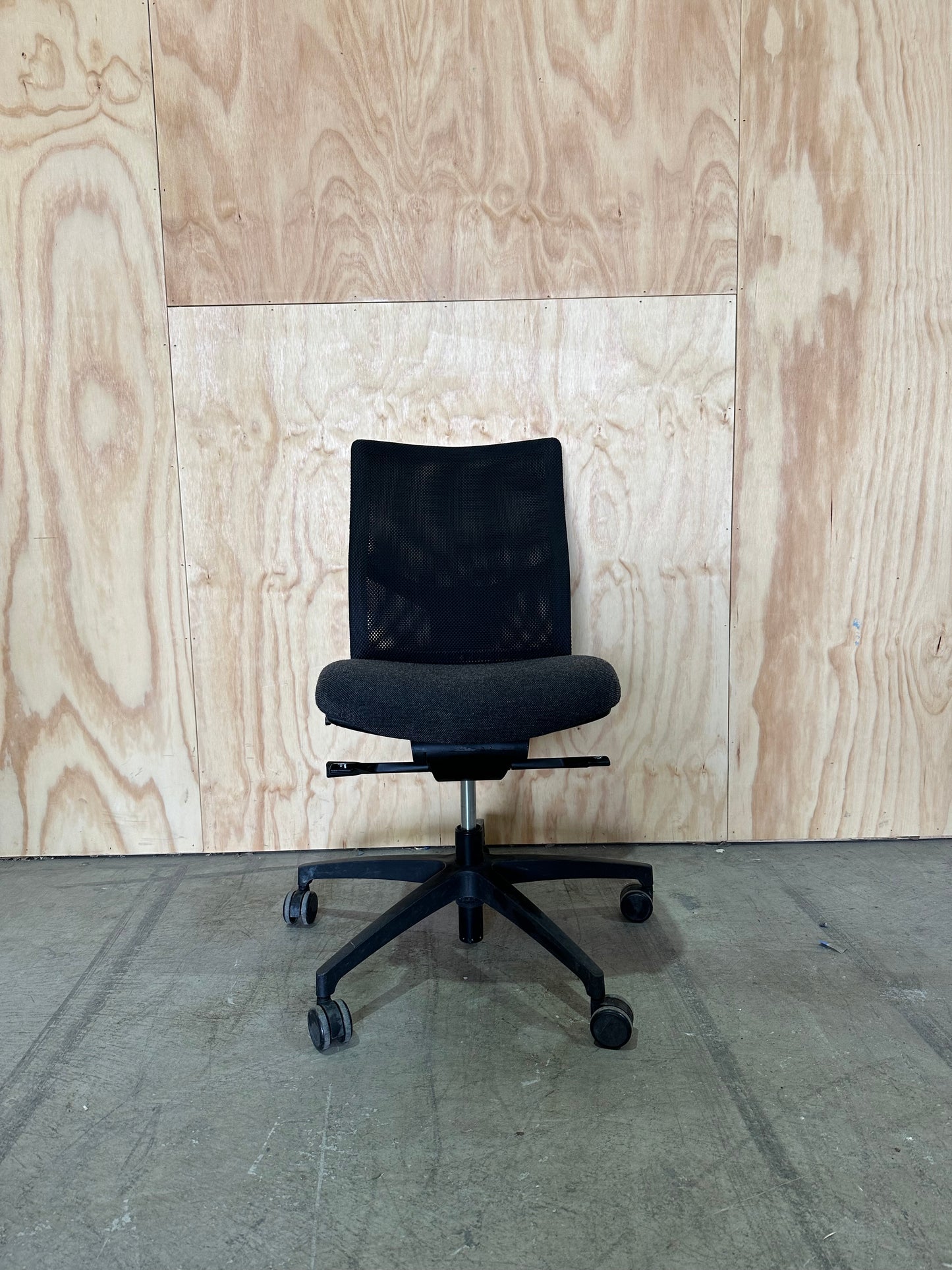 Indeed Task chair by Dauphin with Mesh Back