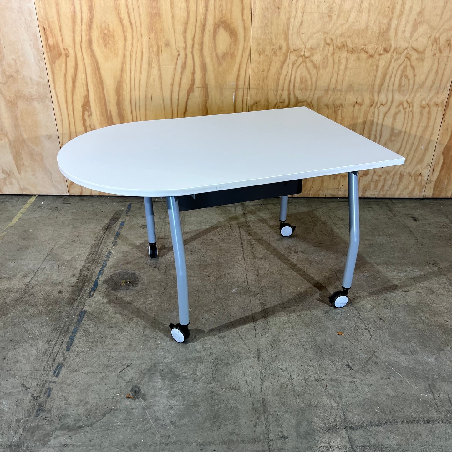 D-End Mobile Table/Desk