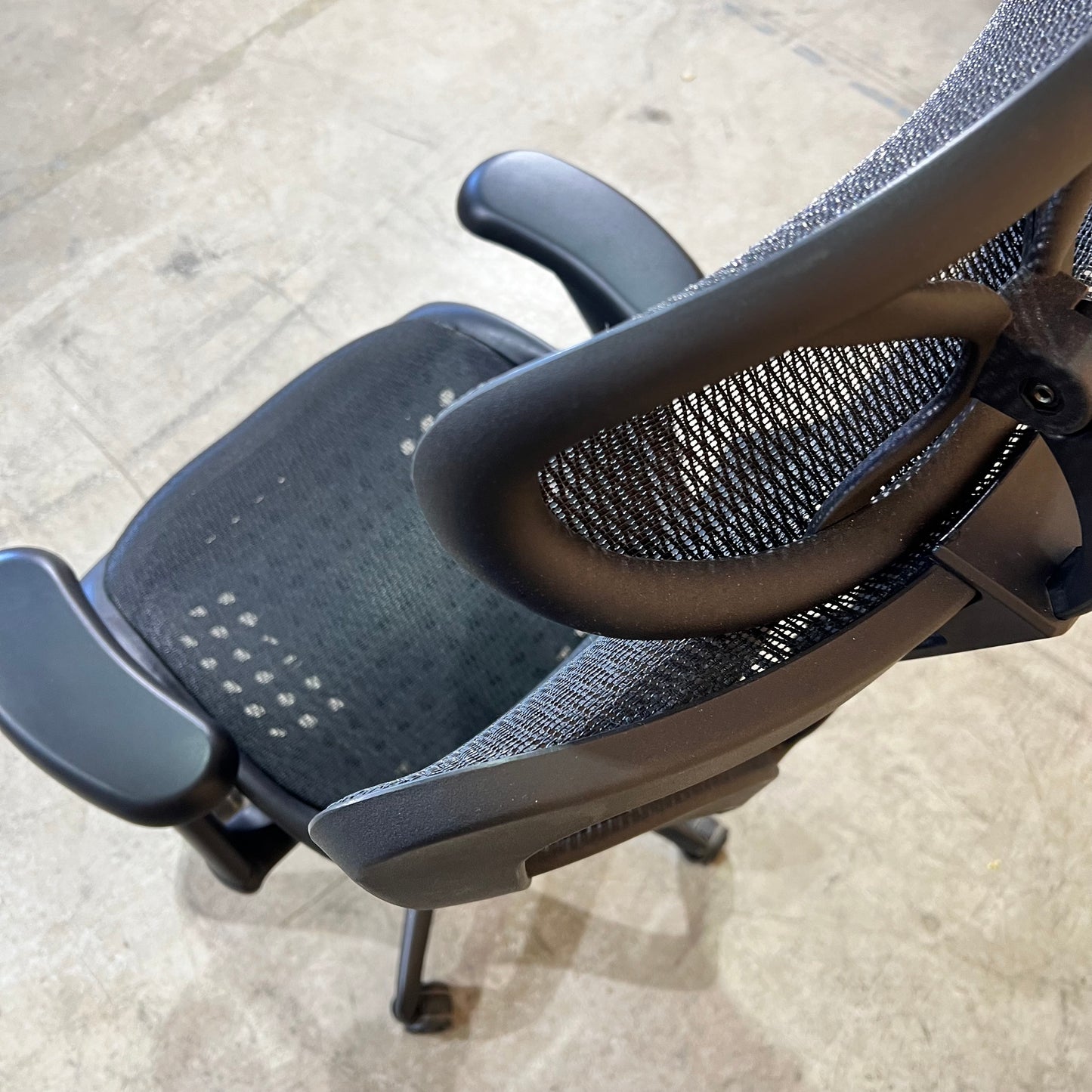 Ergonomic Mesh Task Chair with Headrest