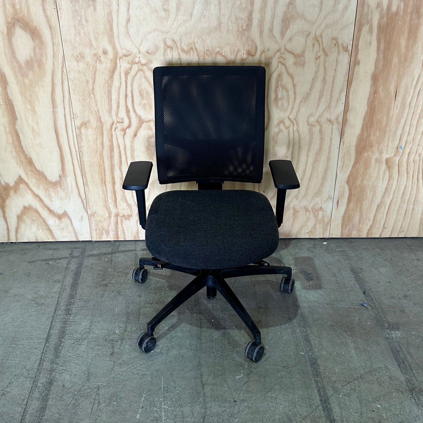 Indeed Task chair by Dauphin with Mesh Back