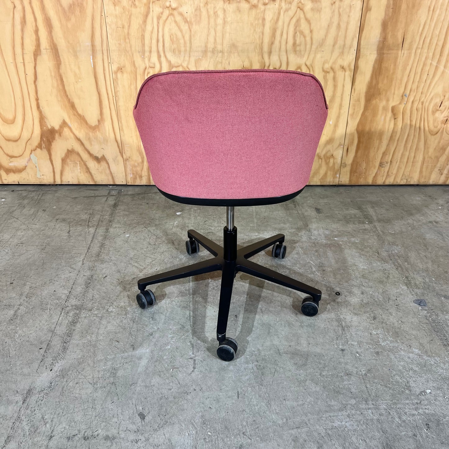 Vitra Softshell Chair with five-star base in Pale Rose & Coral - B Grade
