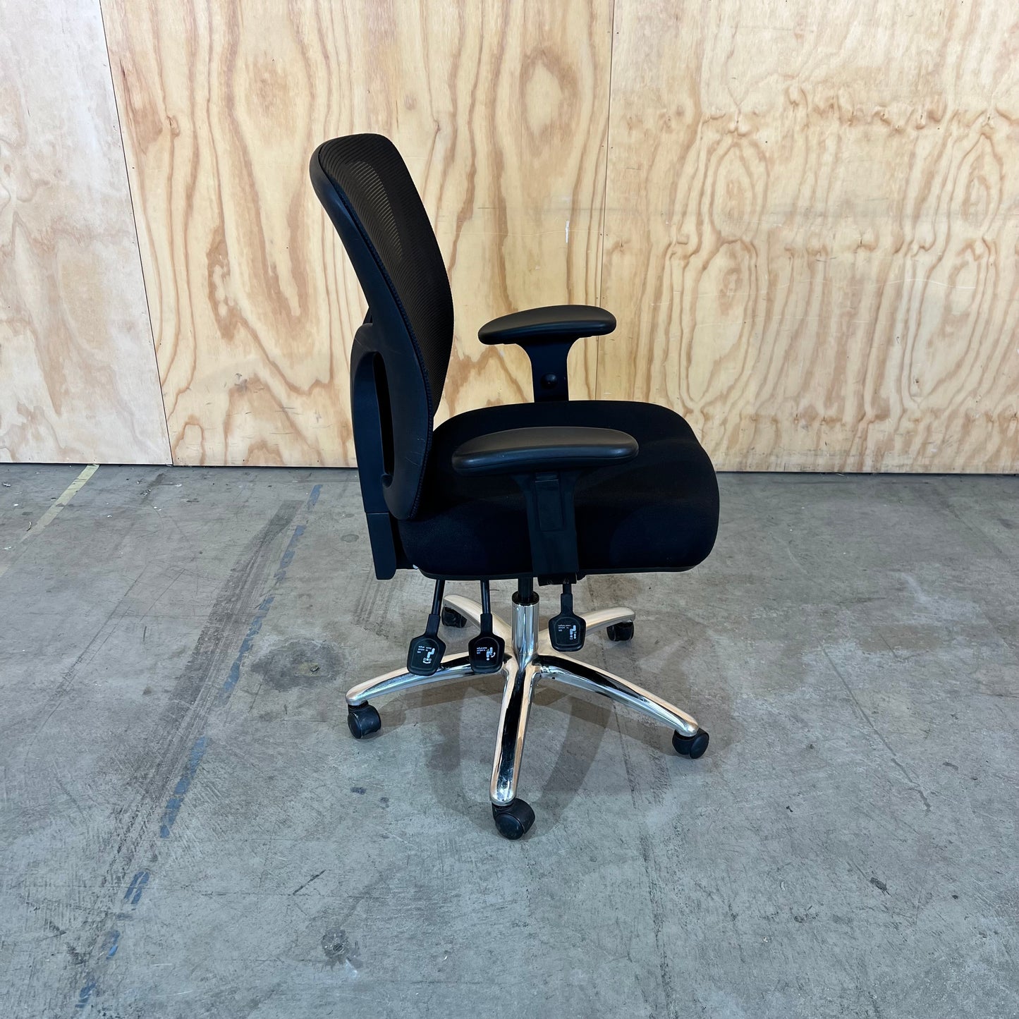 Professional Ergonomic Mesh Chair in Black
