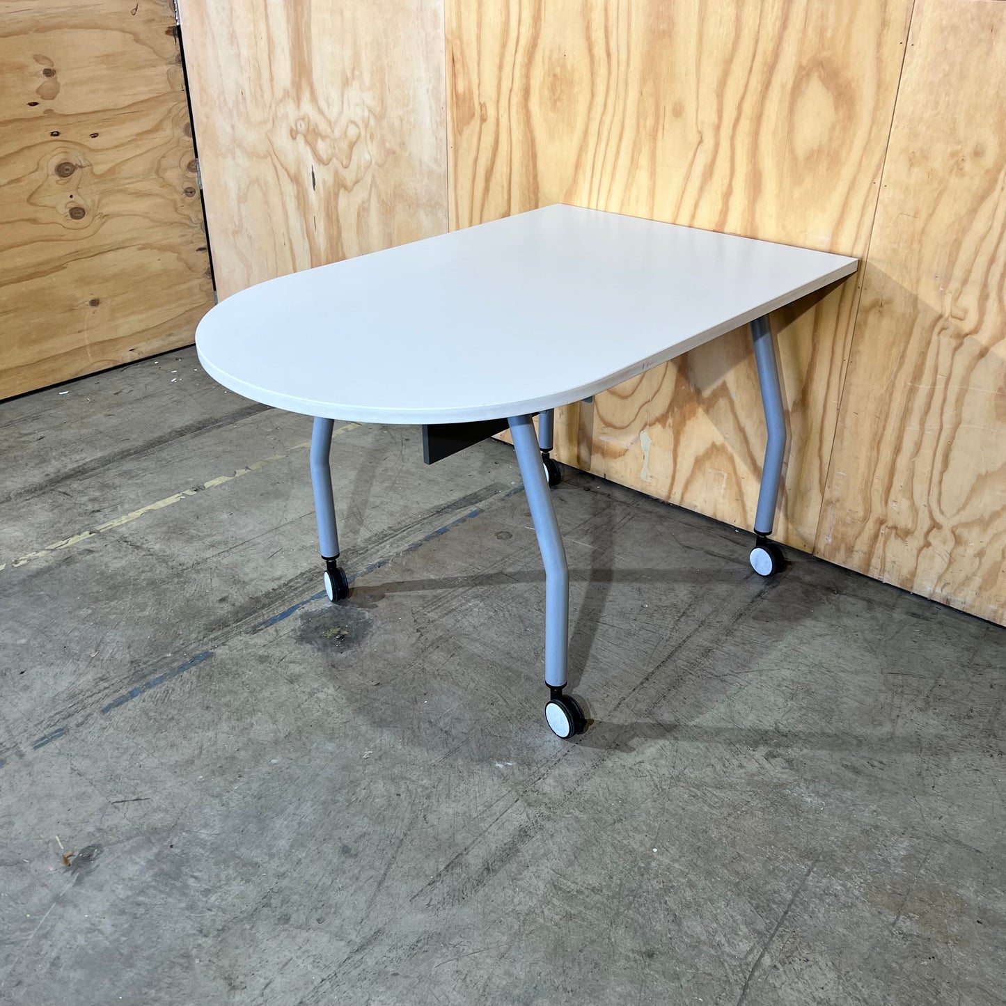 D-End Mobile Table/Desk