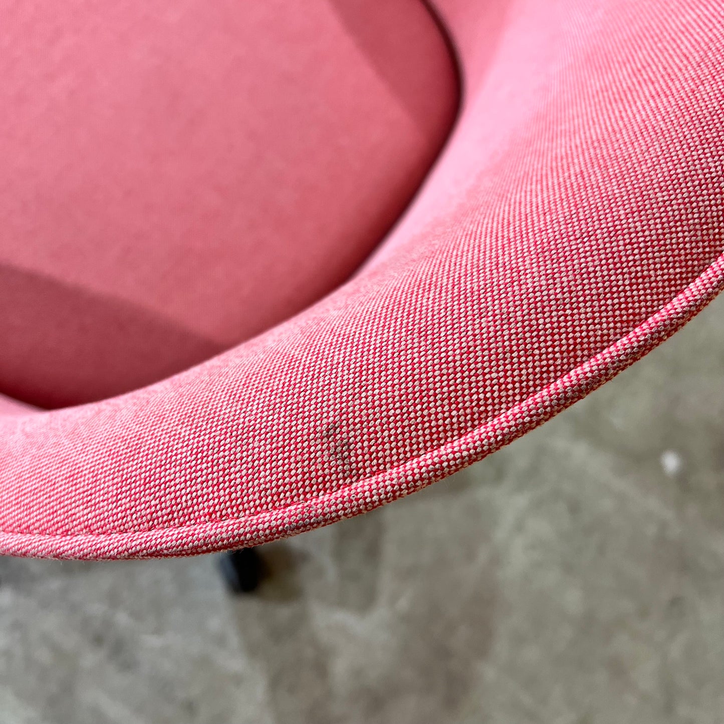Vitra Softshell Chair with five-star base in Pale Rose & Coral - B Grade