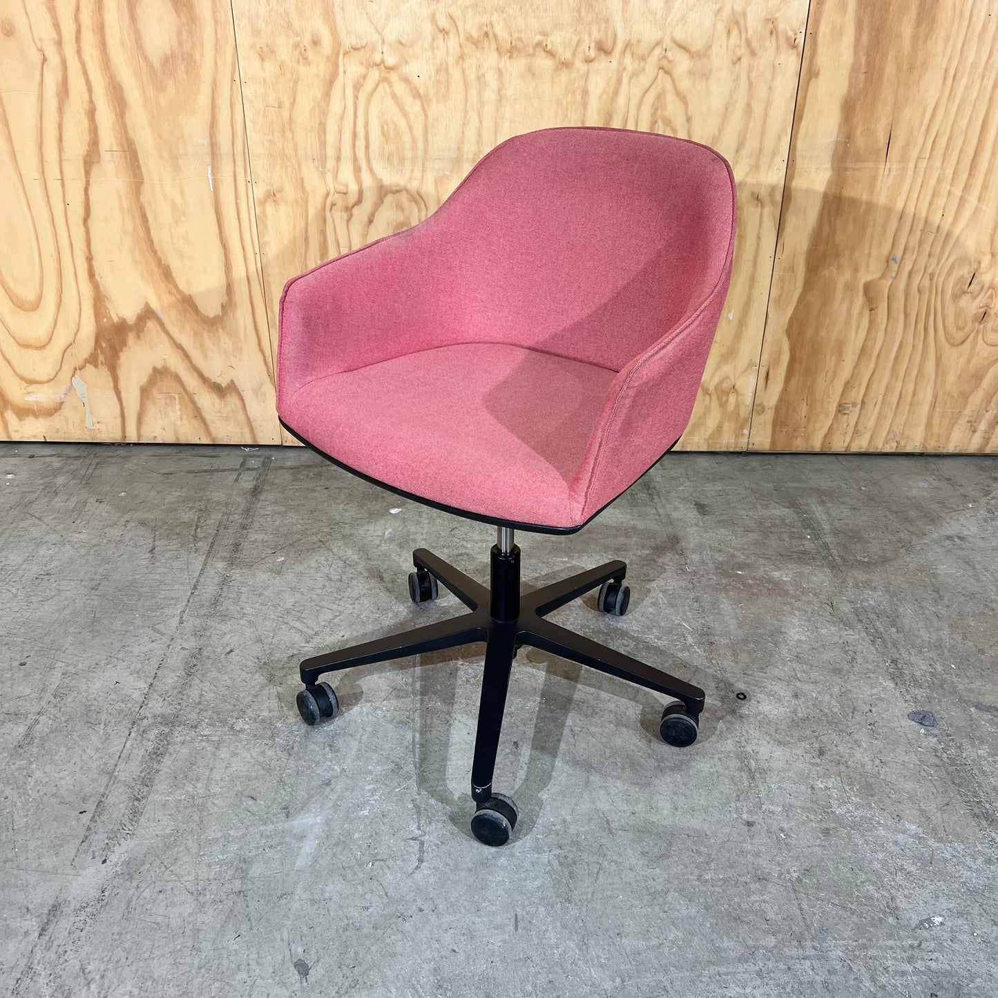 Vitra Softshell Chair with five-star base in Pale Rose & Coral - B Grade