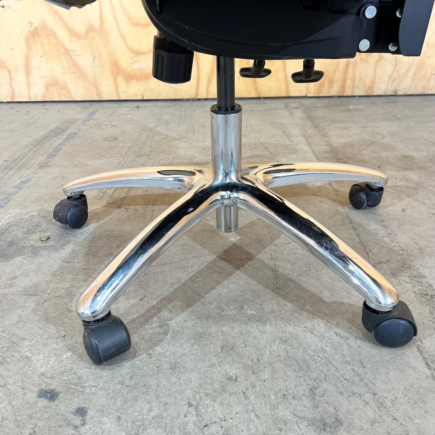 Professional Ergonomic Mesh Chair in Black