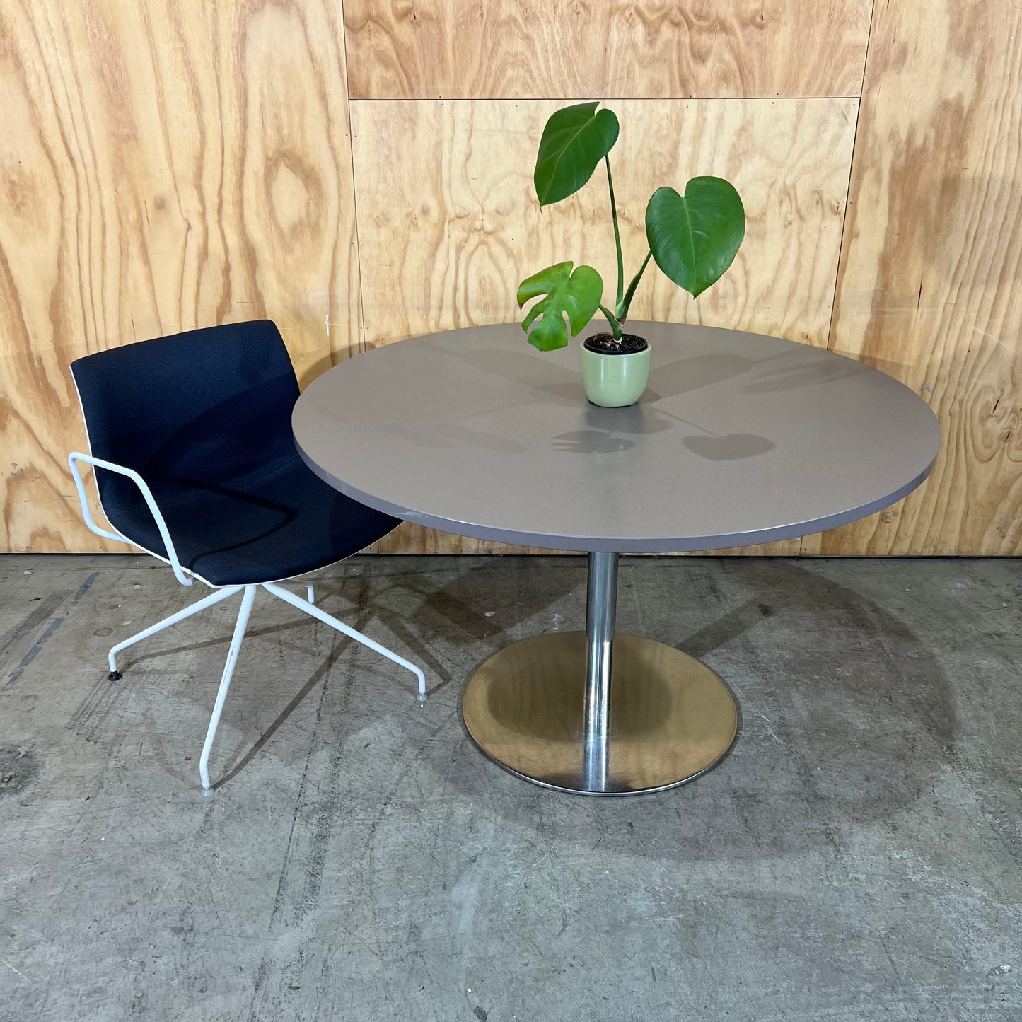 Rapidline Taupe Round Table with Estilo Base