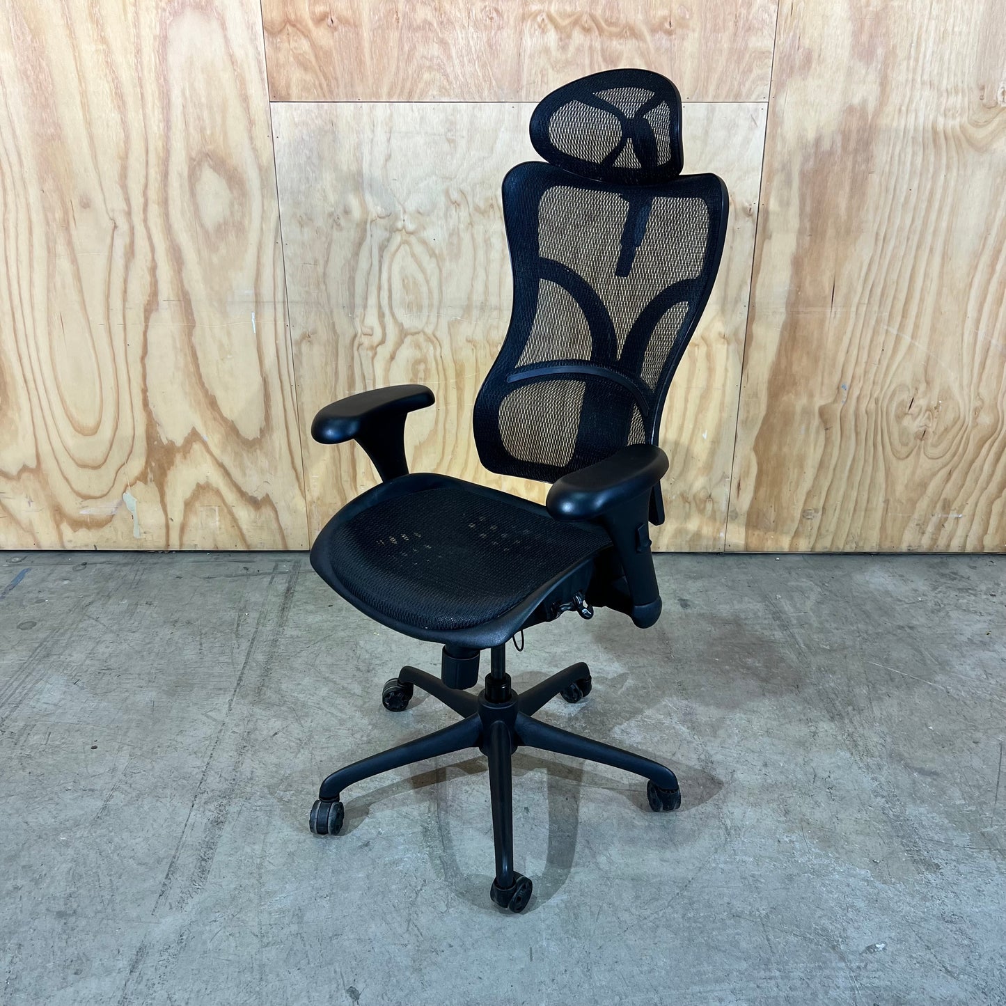 Ergonomic Mesh Task Chair with Headrest