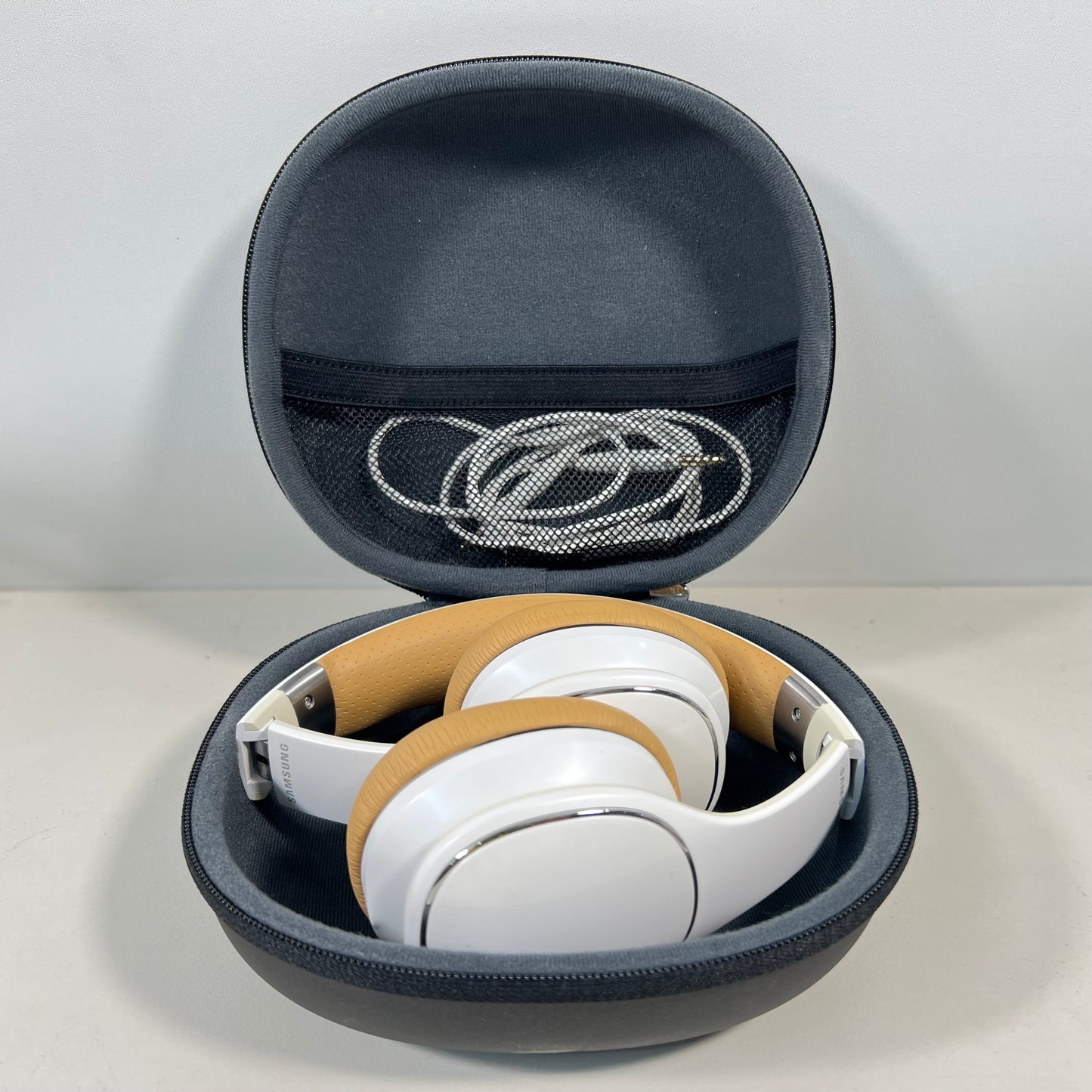 Samsung Level On (EO-OG900) headphones with carrying case