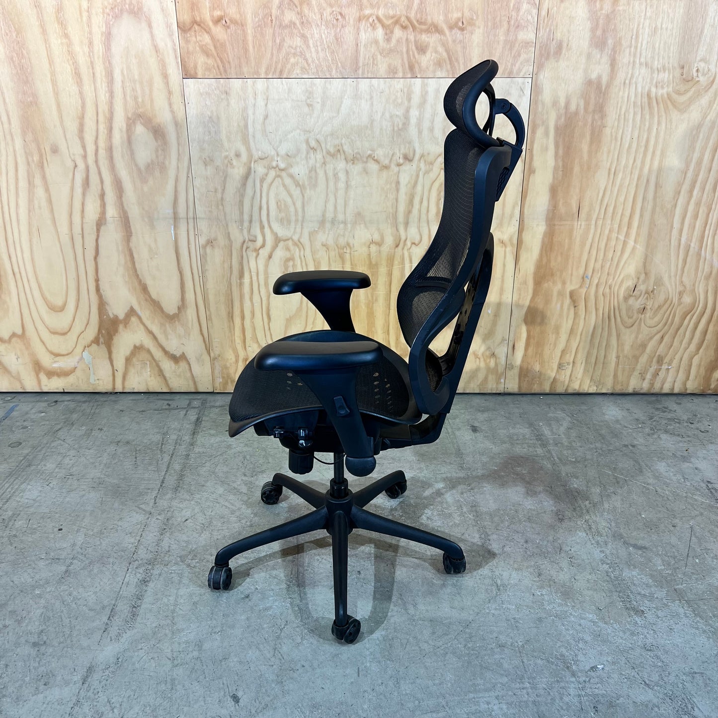Ergonomic Mesh Task Chair with Headrest