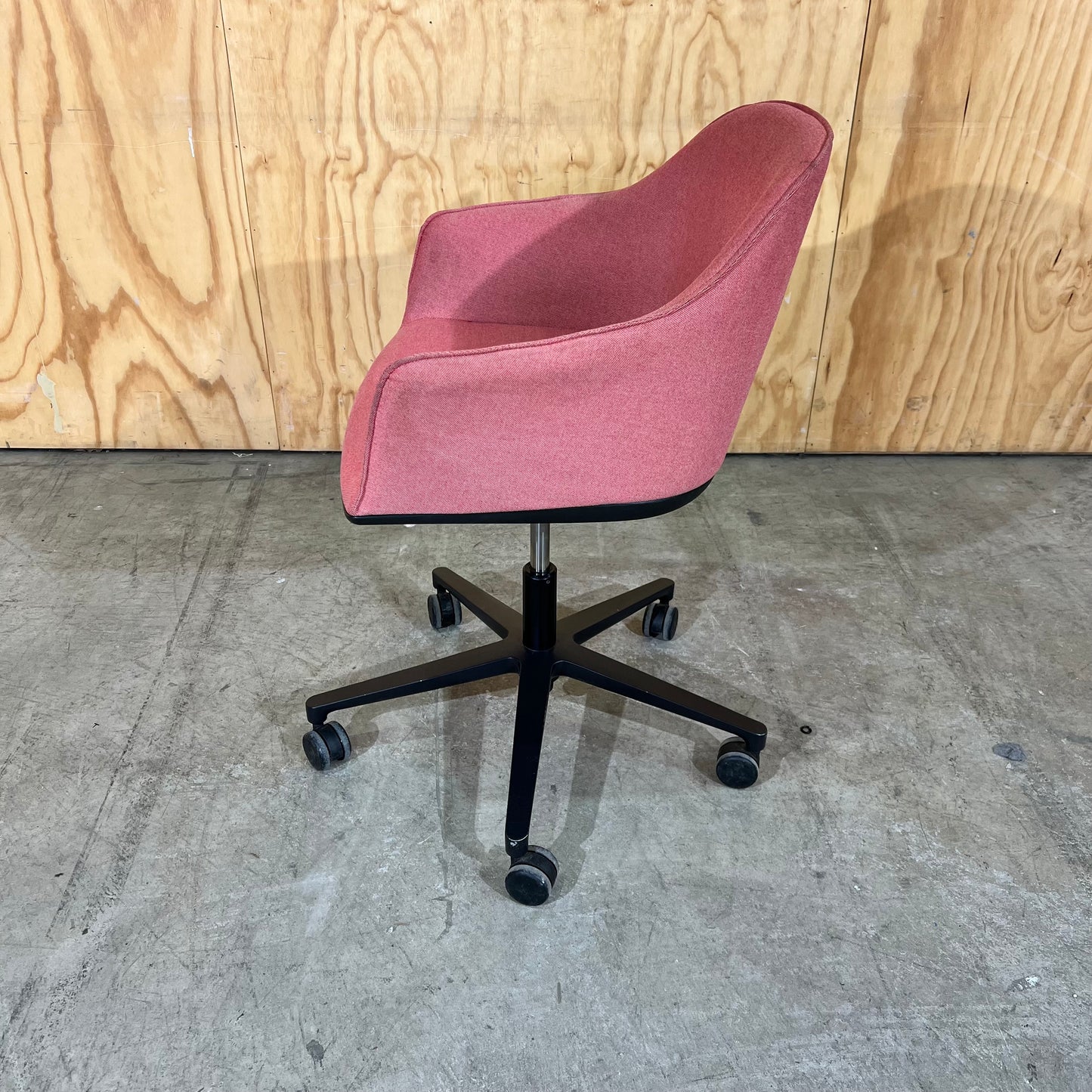 Vitra Softshell Chair with five-star base in Pale Rose & Coral - B Grade