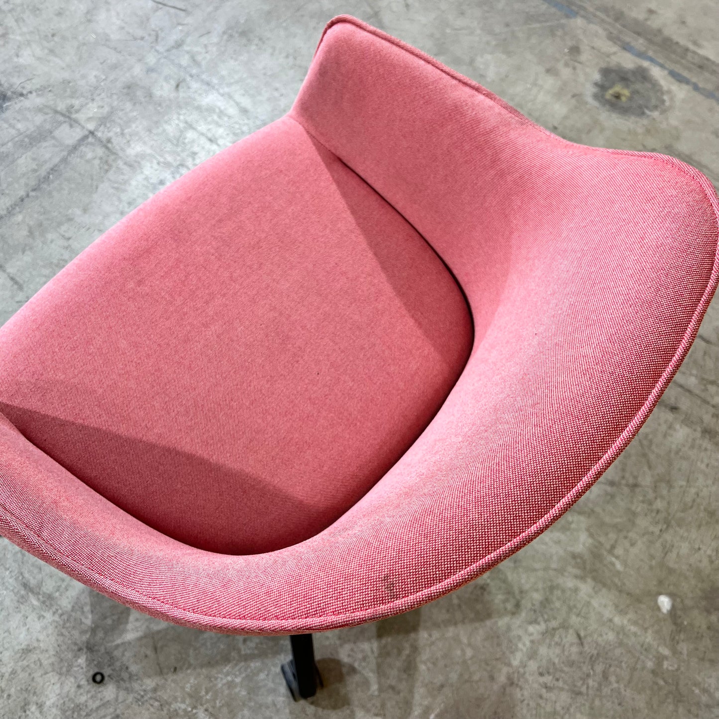 Vitra Softshell Chair with five-star base in Pale Rose & Coral - B Grade
