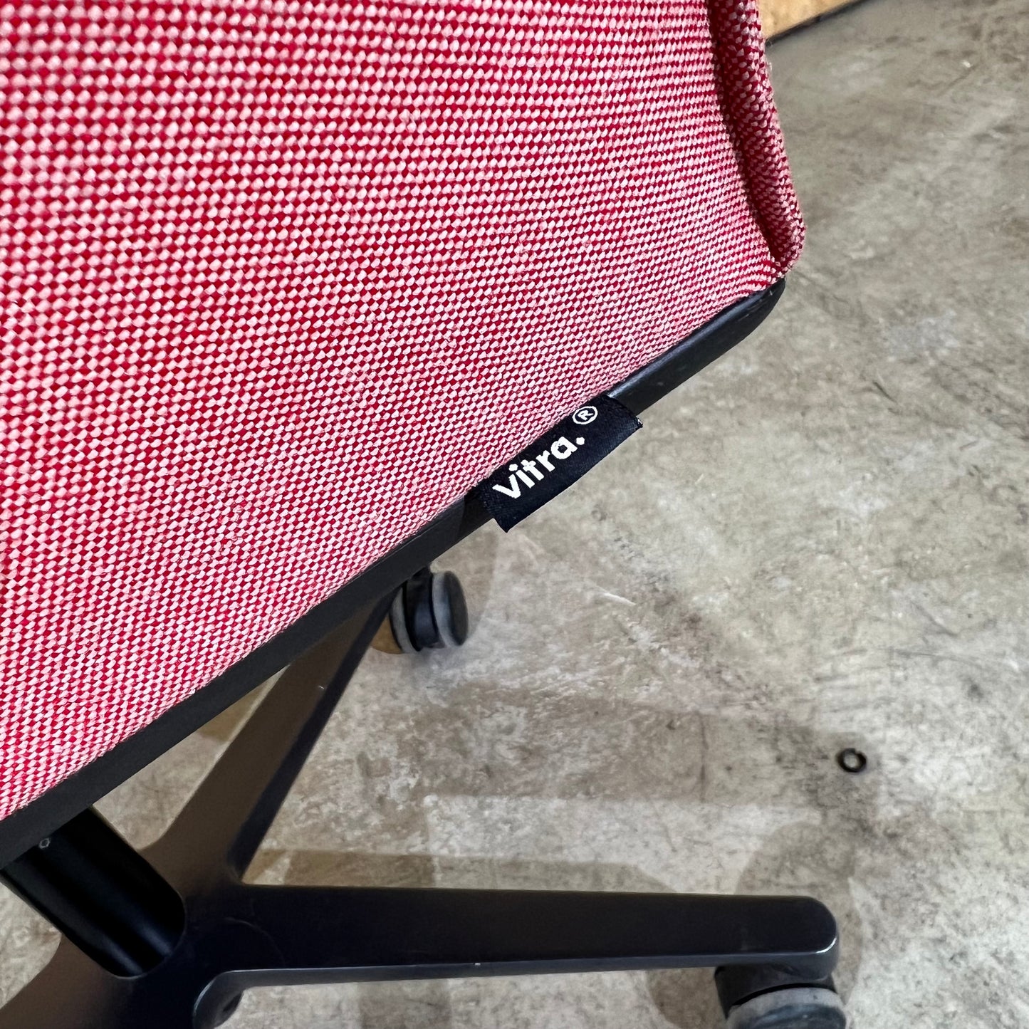 Vitra Softshell Chair with five-star base in Pale Rose & Coral - B Grade