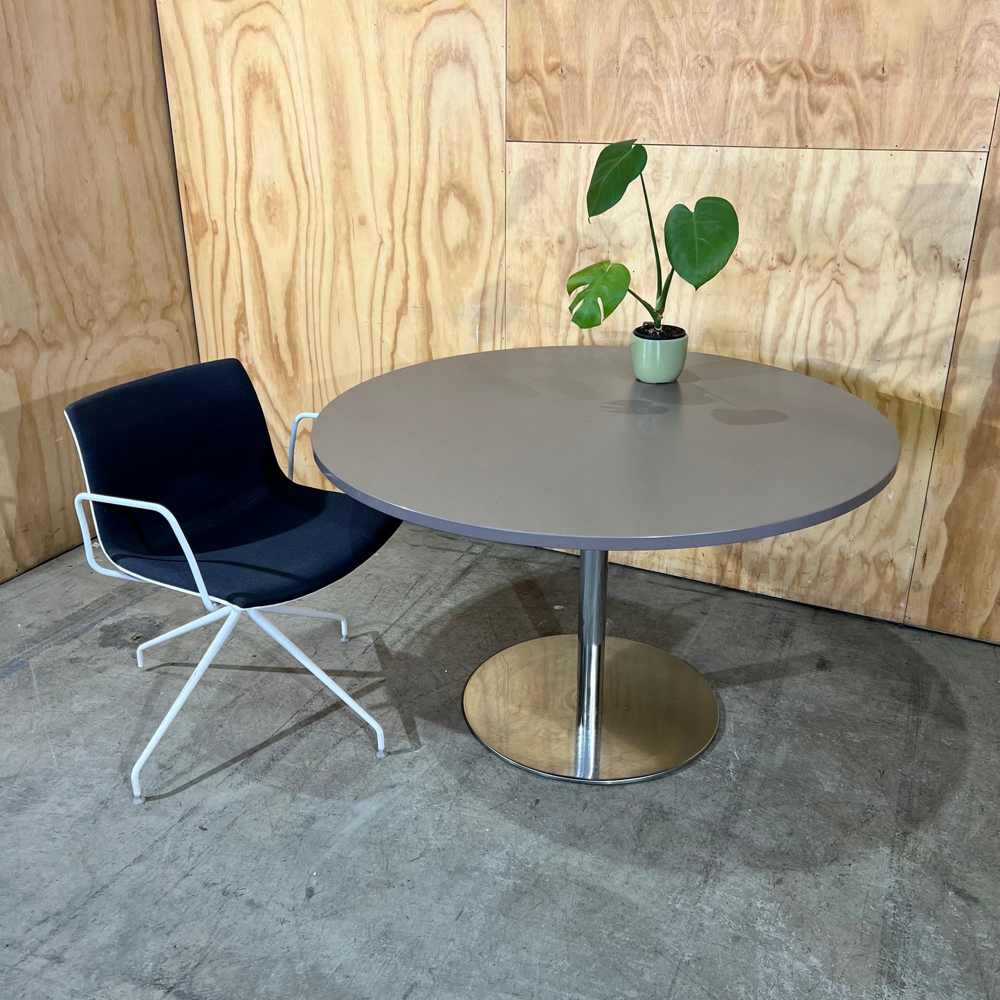 Rapidline Taupe Round Table with Estilo Base