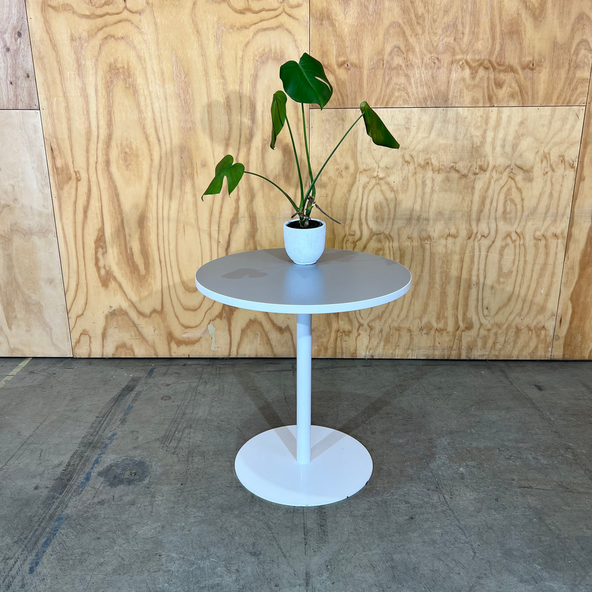 Estilo Grey and White Round Table