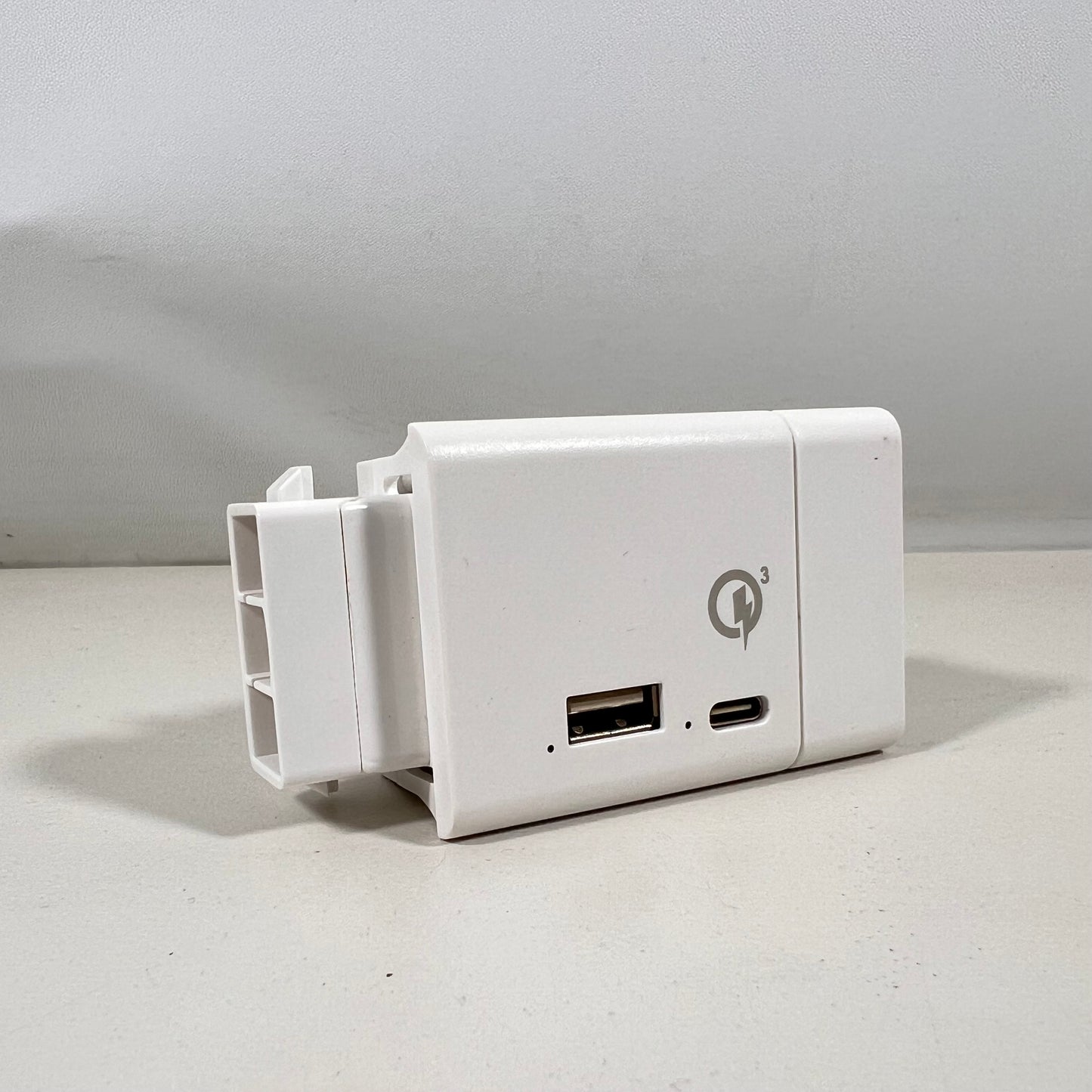 CMS Electracom USB-A & USB-C port