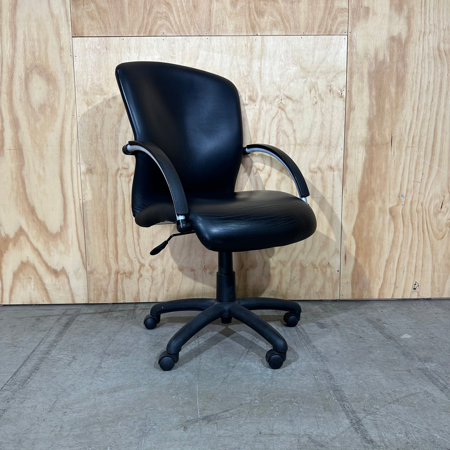 Pago Executive Mid-Back Office Chair