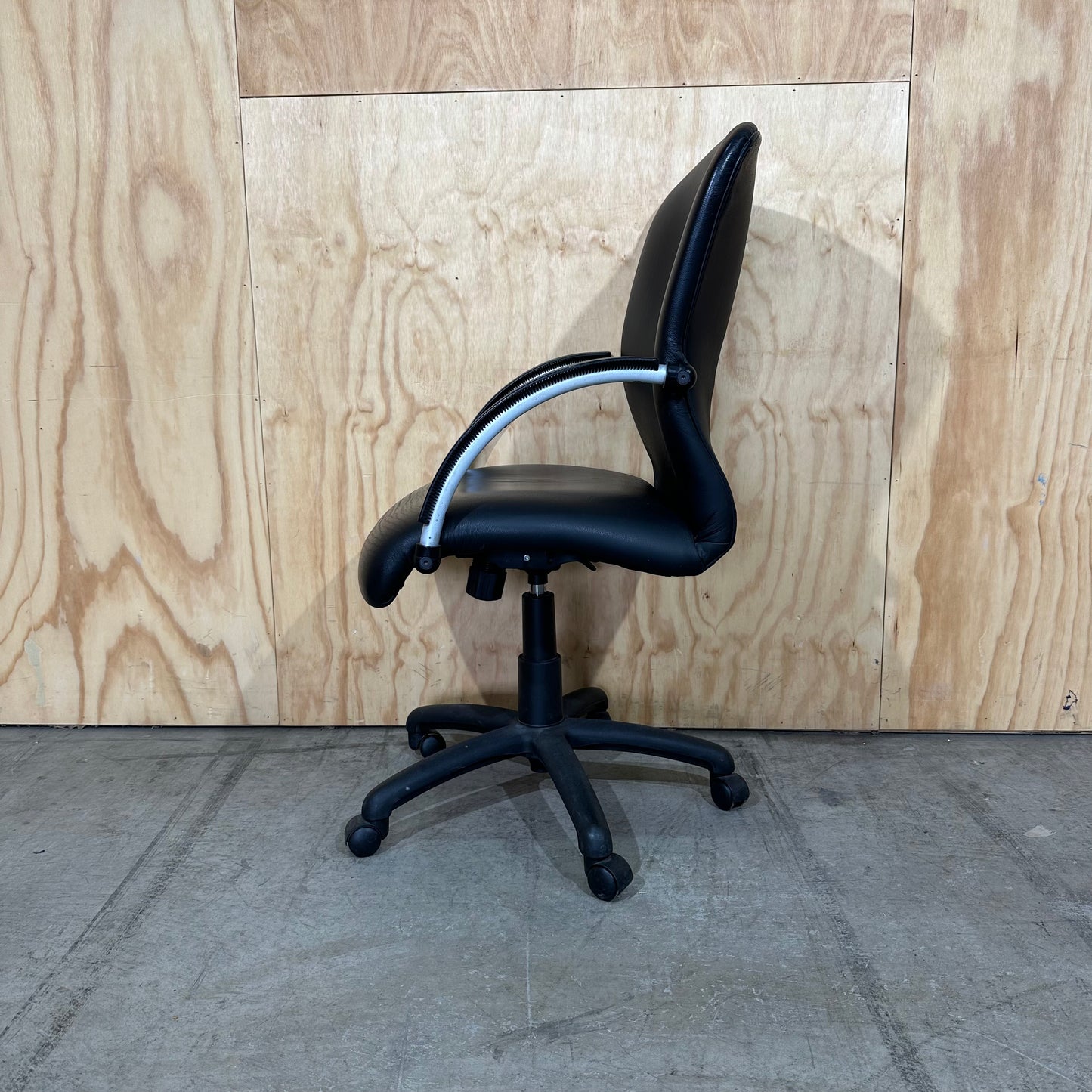 Pago Executive Mid-Back Office Chair