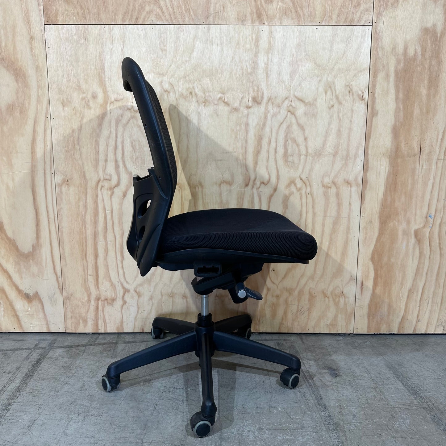 Black Mesh Task Chair