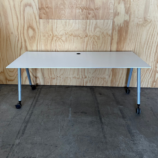 White Workstation on Castors