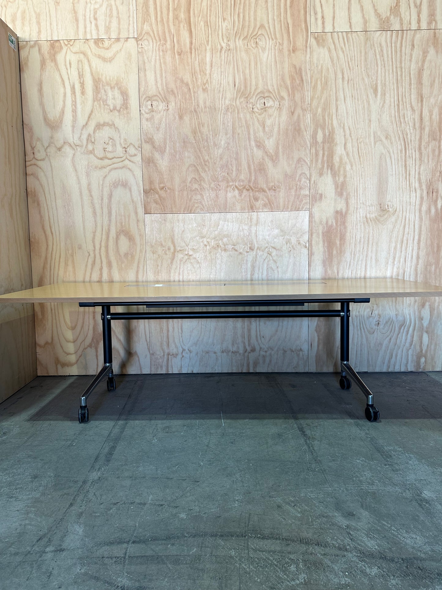 Thinking Works I.AM Flip Table with Cable Management on Castors