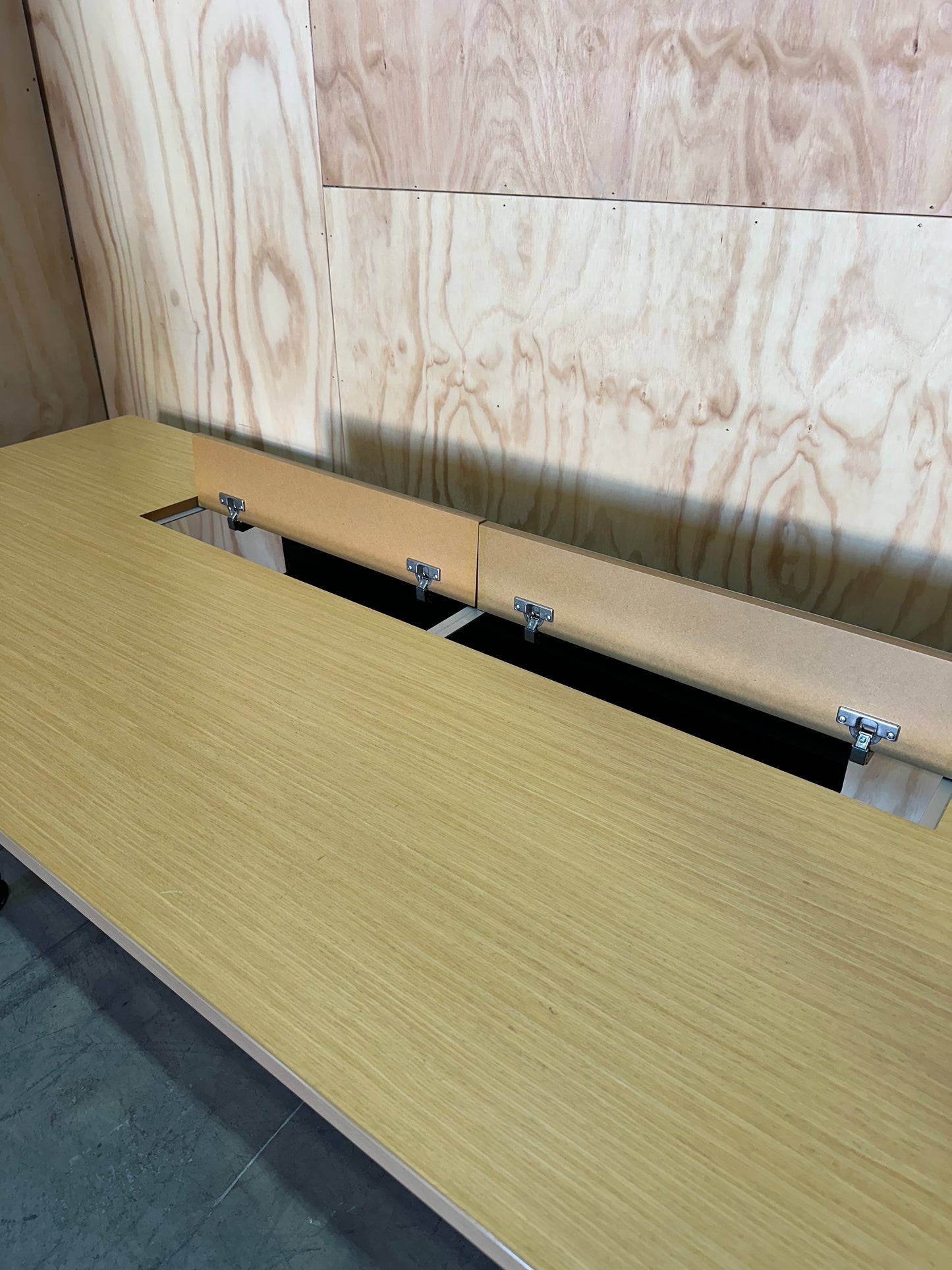 Thinking Works I.AM Flip Table with Cable Management on Castors