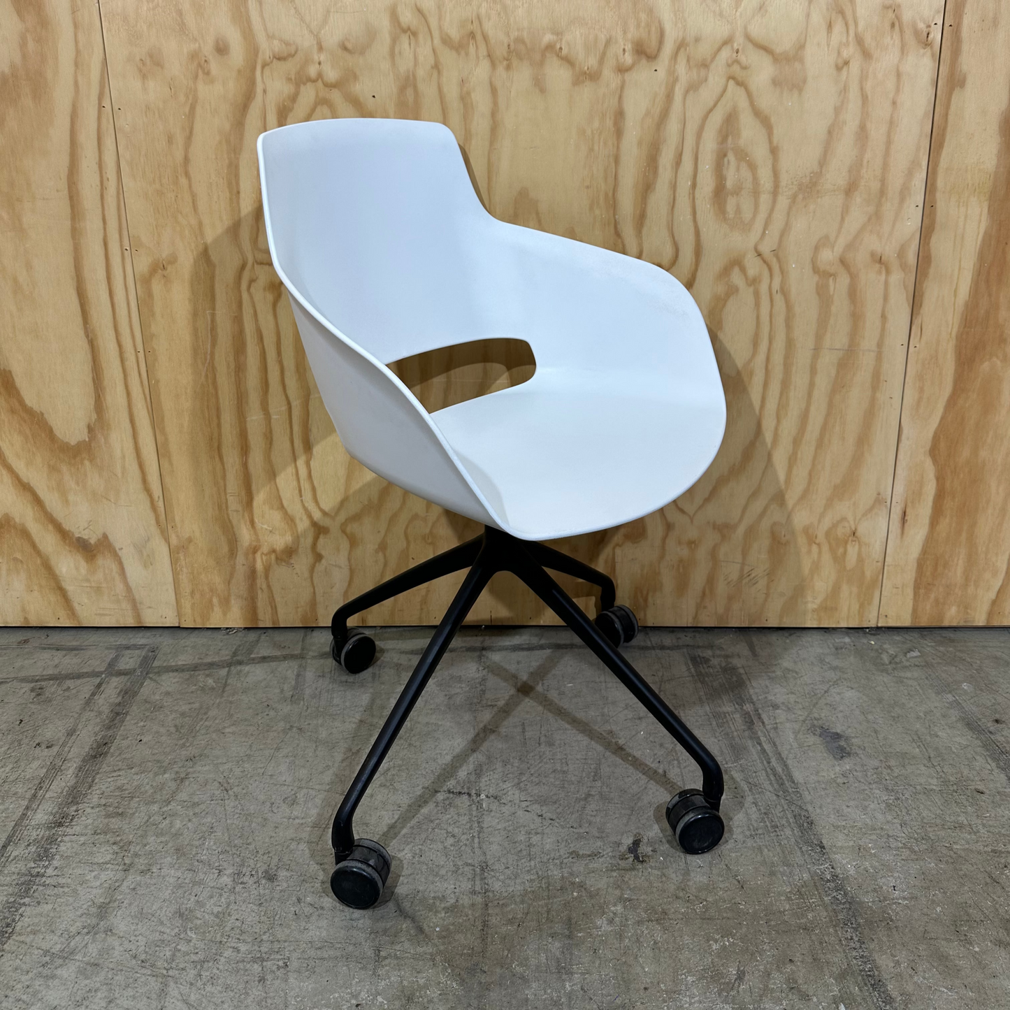 Sinetica swivel chair on castors