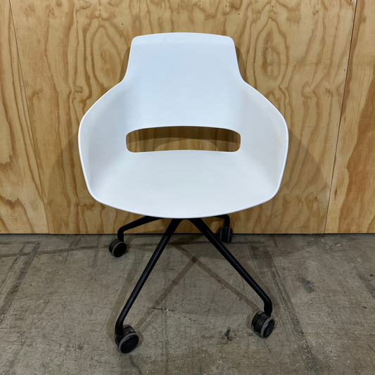 Sinetica swivel chair on castors