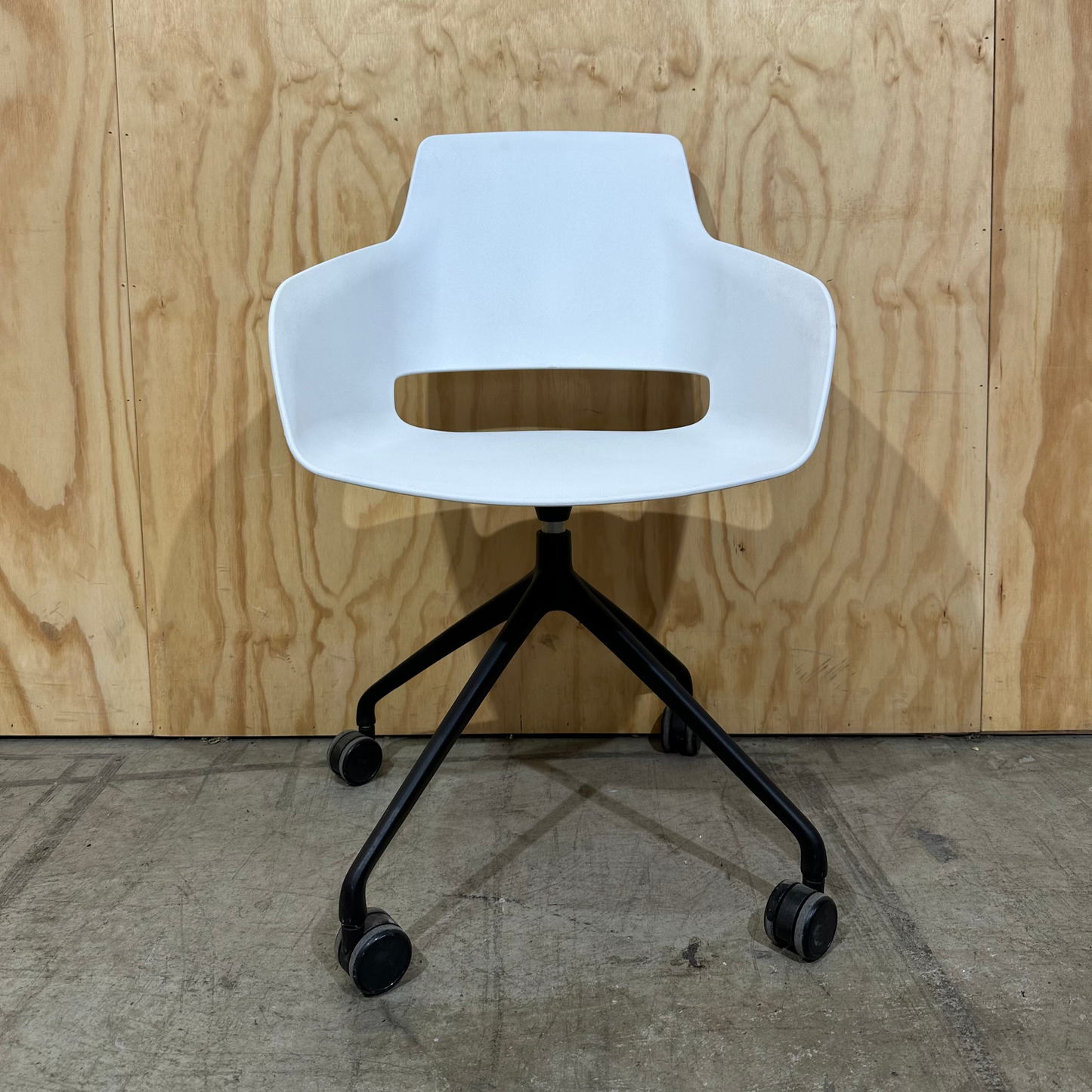 Sinetica swivel chair on castors