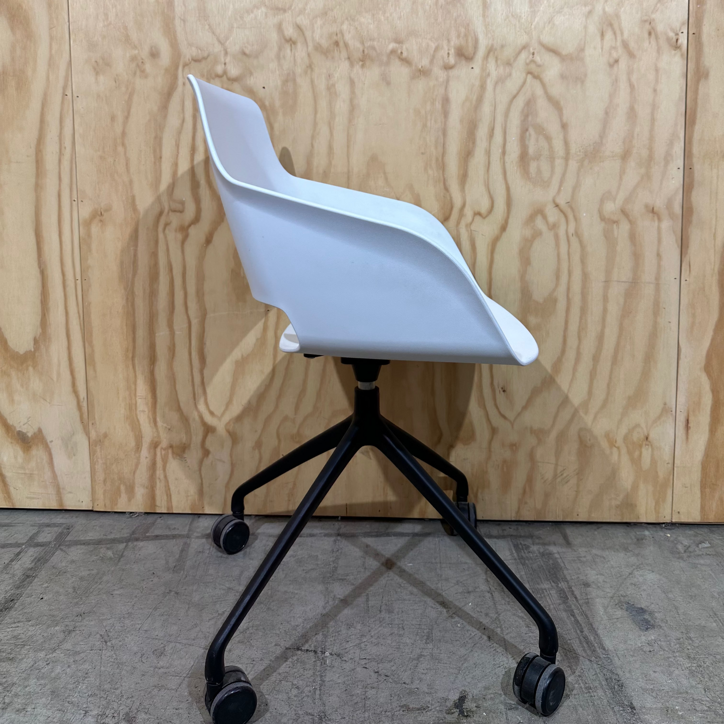 Sinetica swivel chair on castors