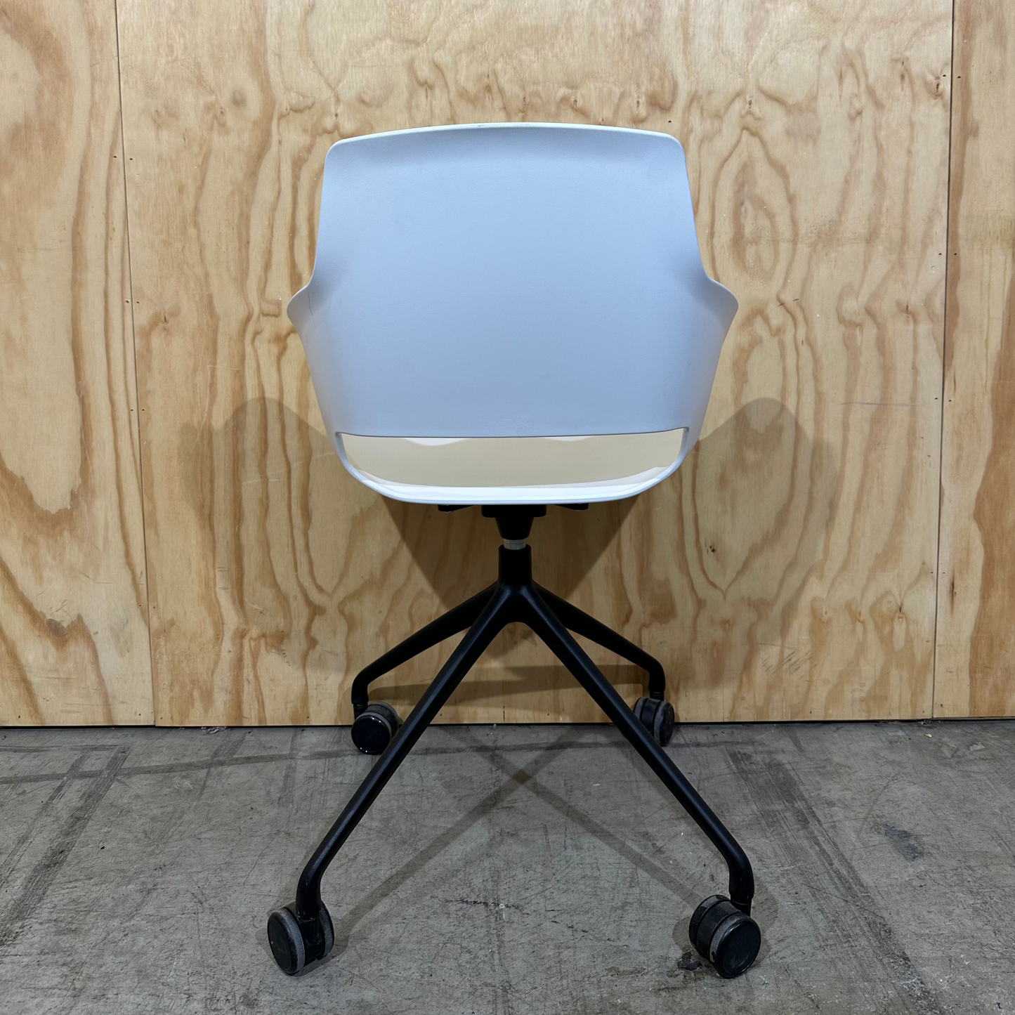 Sinetica swivel chair on castors