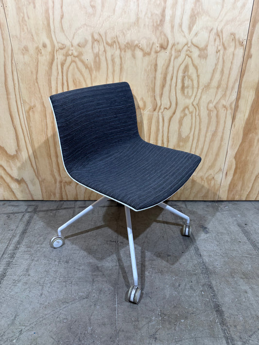 Arper Catifa 46 swivel chair white shell with grey uphostering