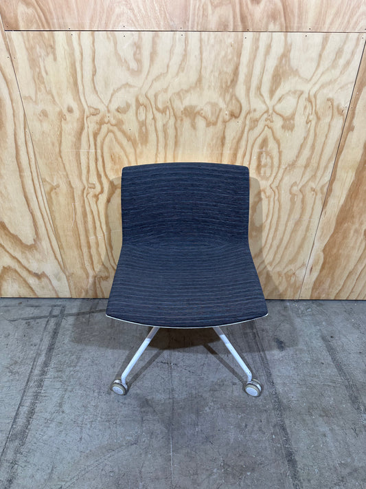 Arper Catifa 46 swivel chair white shell with grey uphostering