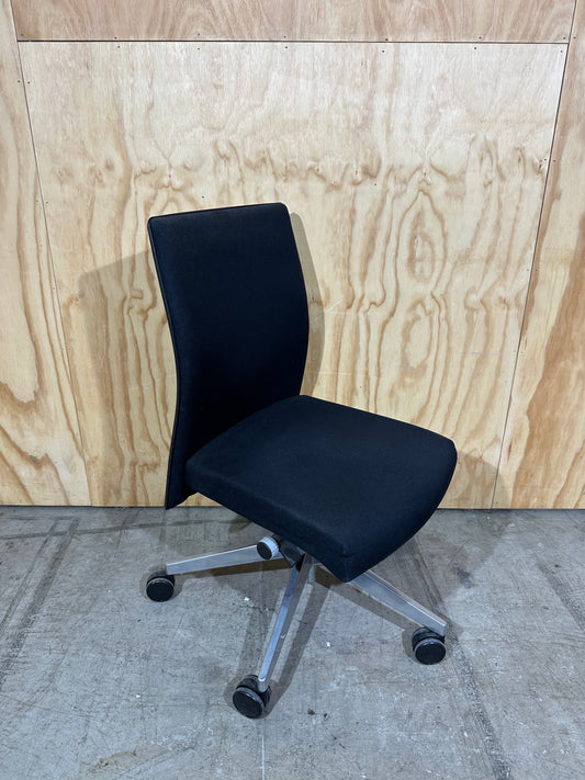 Muga 2 clerical chair by Akaba