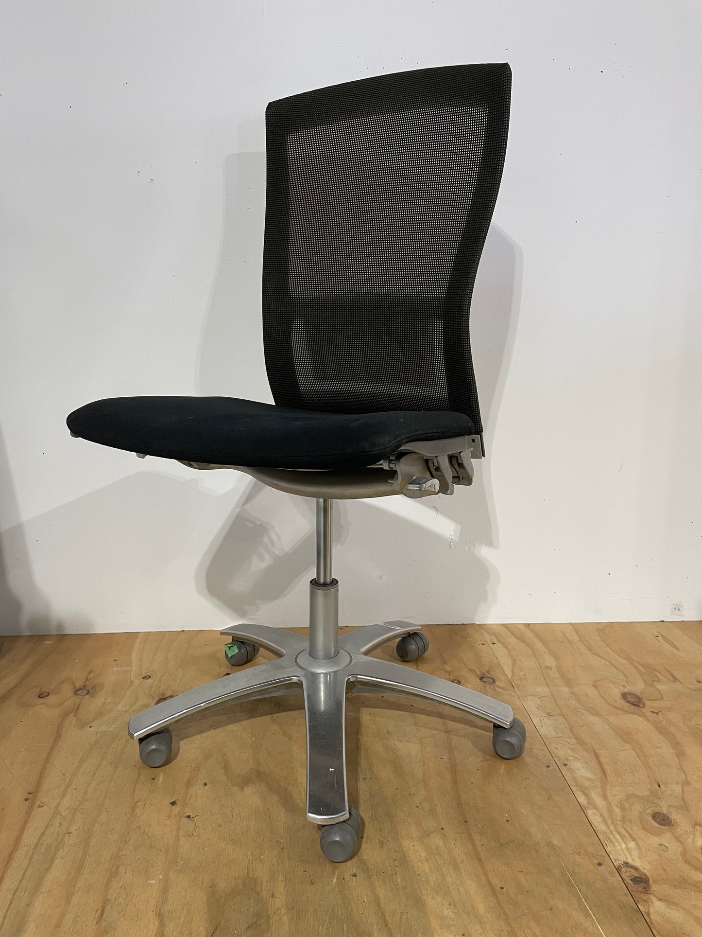 Life Chair by Formway Light Green/Black Mesh Office Chair