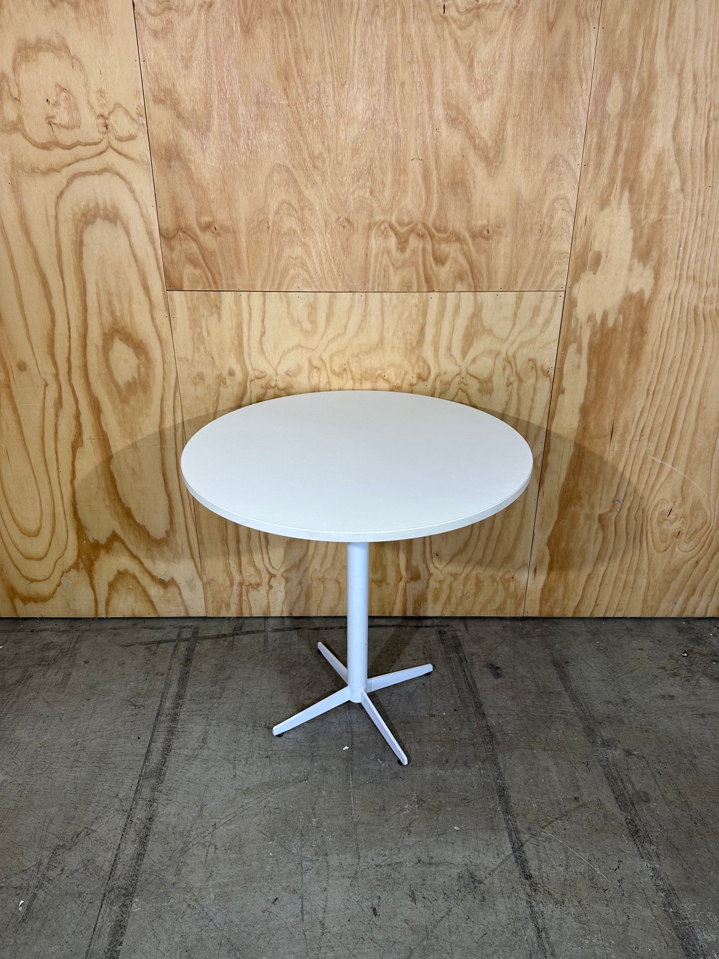 Round coffee table on 4 star base