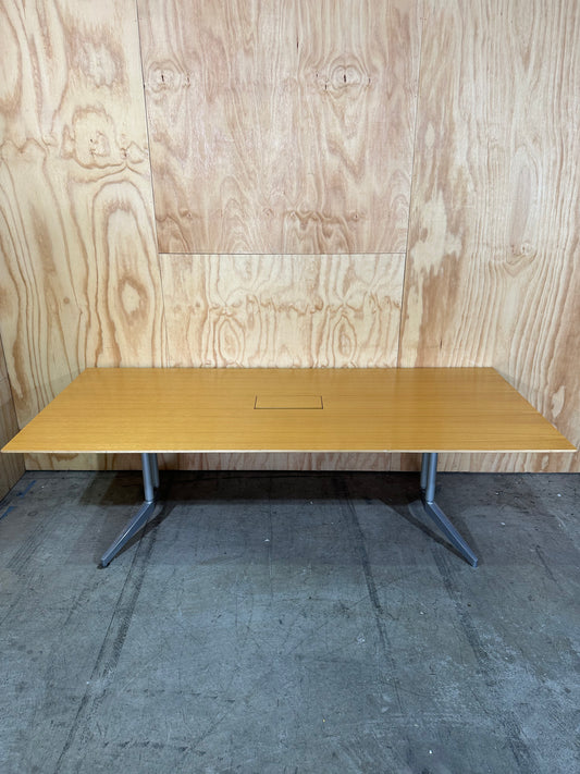 Wilkhahn Logon Meeting table with cable management no feet