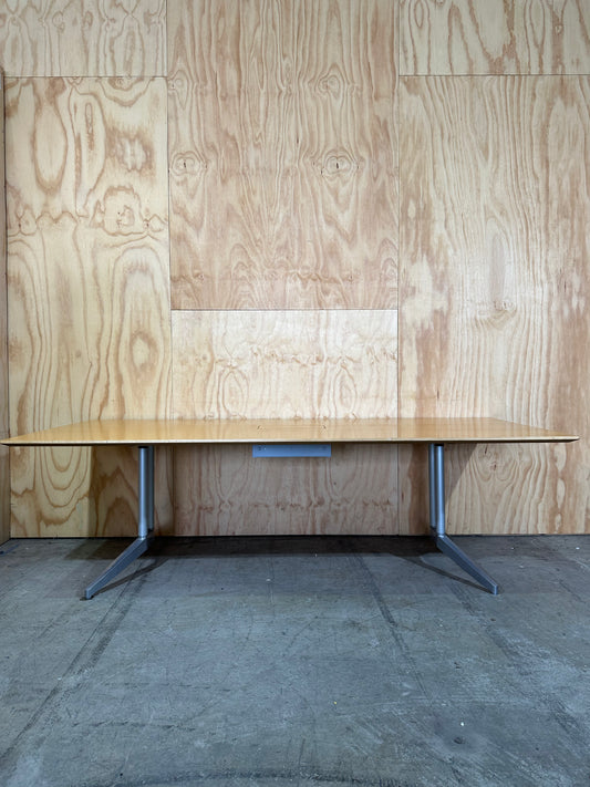 Wilkhahn Logon Meeting table with cable management no feet