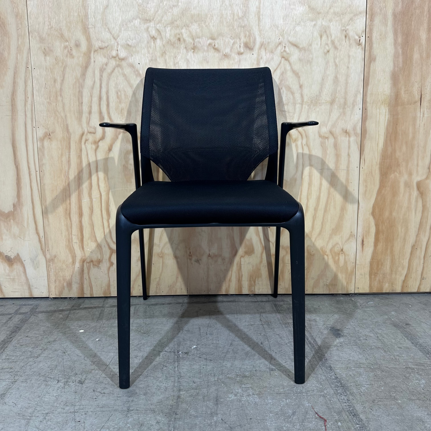 Vitra MedaSlim Waiting Chair with matte black arms