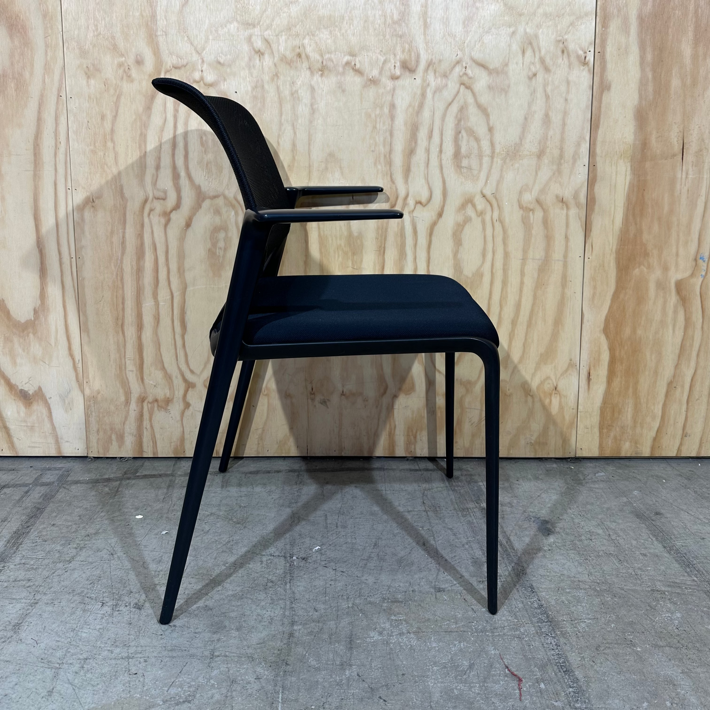 Vitra MedaSlim Waiting Chair with matte black arms