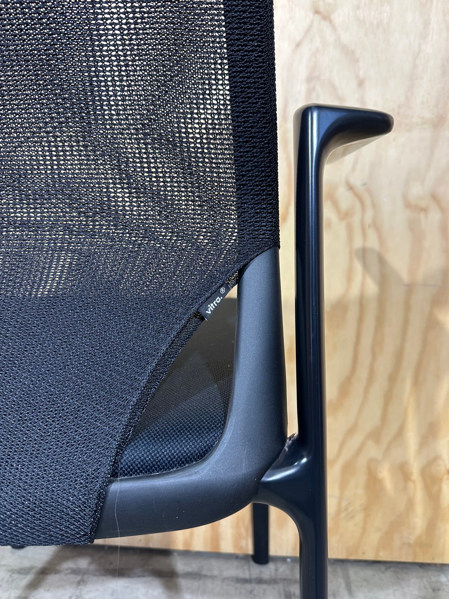 Vitra MedaSlim Waiting Chair with matte black arms