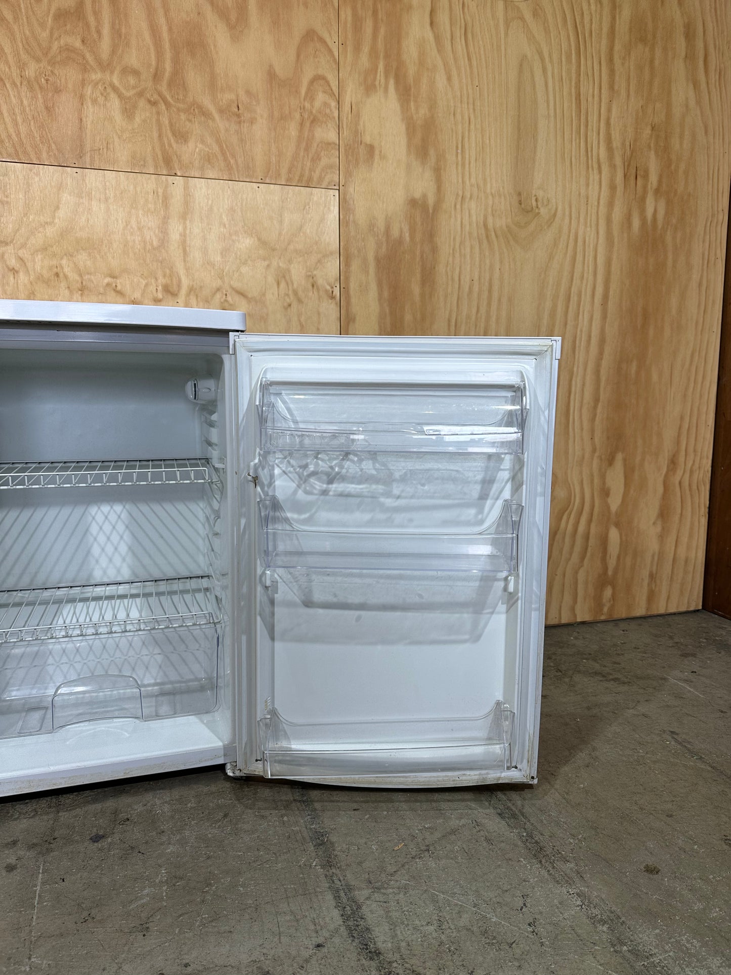 Westinghouse RP131T Single Door Bar Fridge