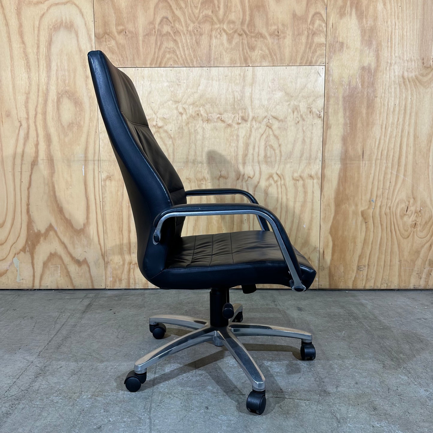 Burgtec Executive Leather Task Chair in Black
