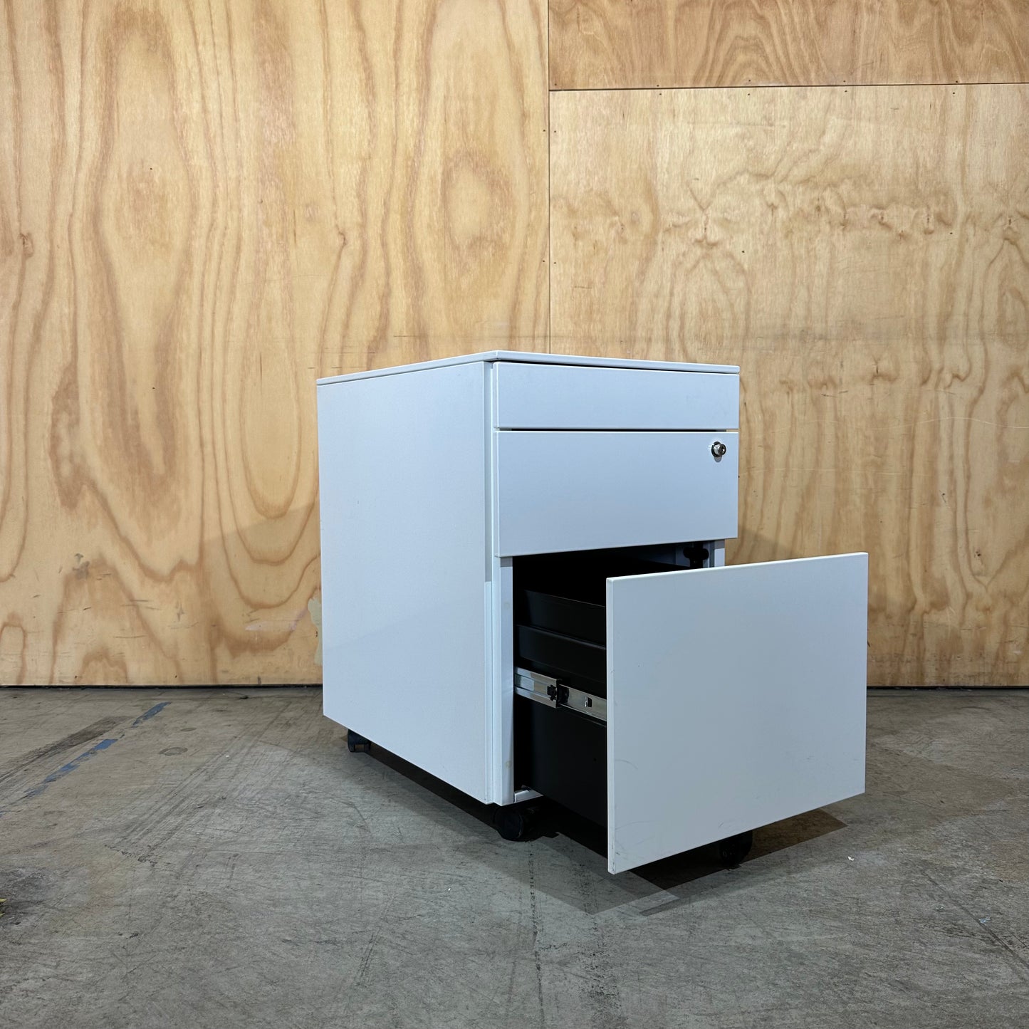 White Metal Powdercoated Pedestal