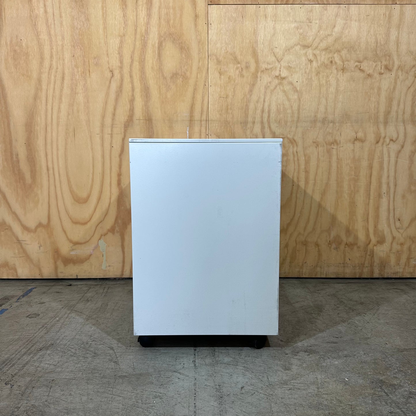 White Metal Powdercoated Pedestal