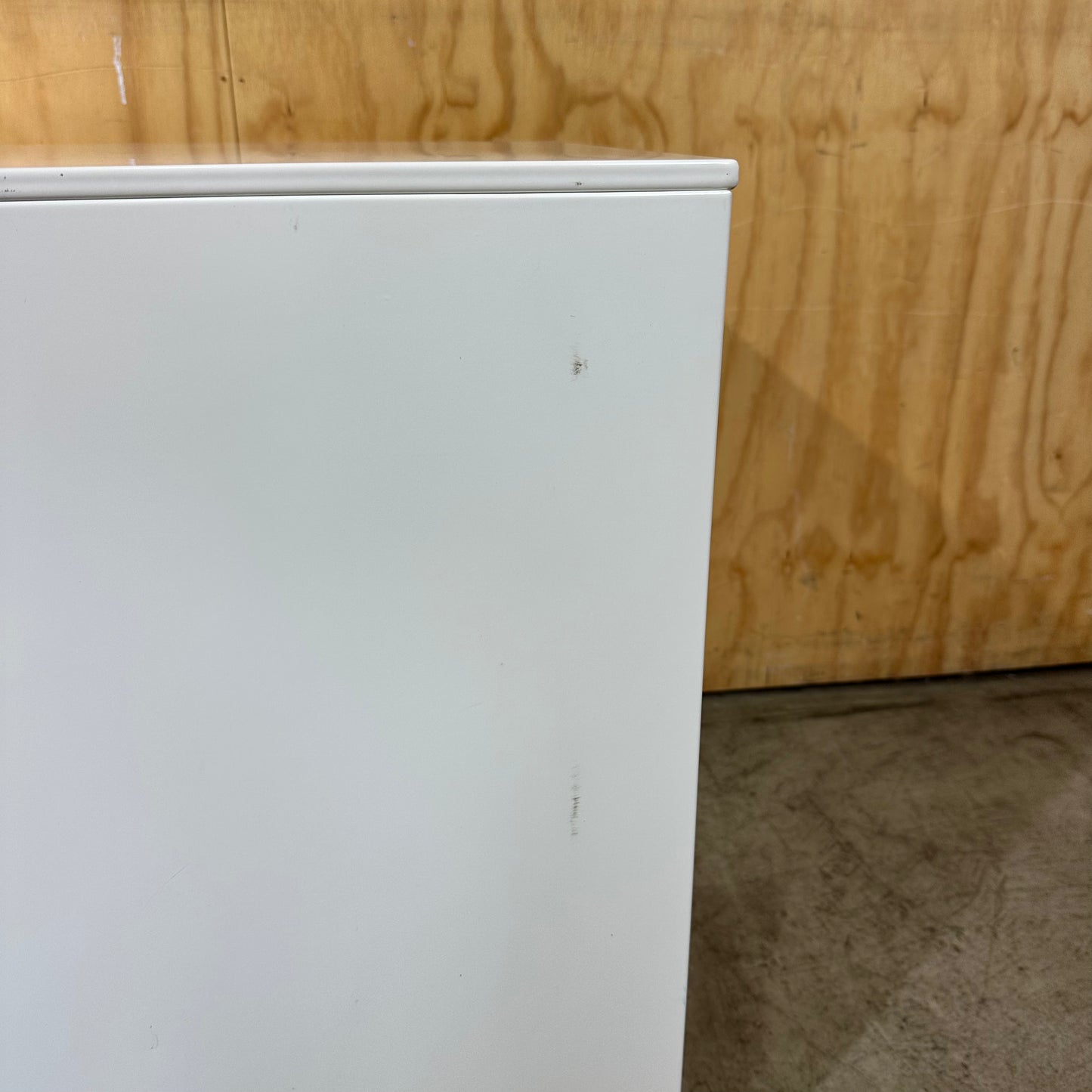 White Metal Powdercoated Pedestal