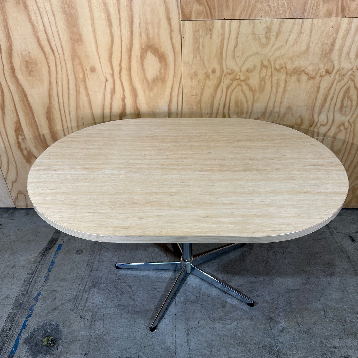 Oval Dining Table in Oak