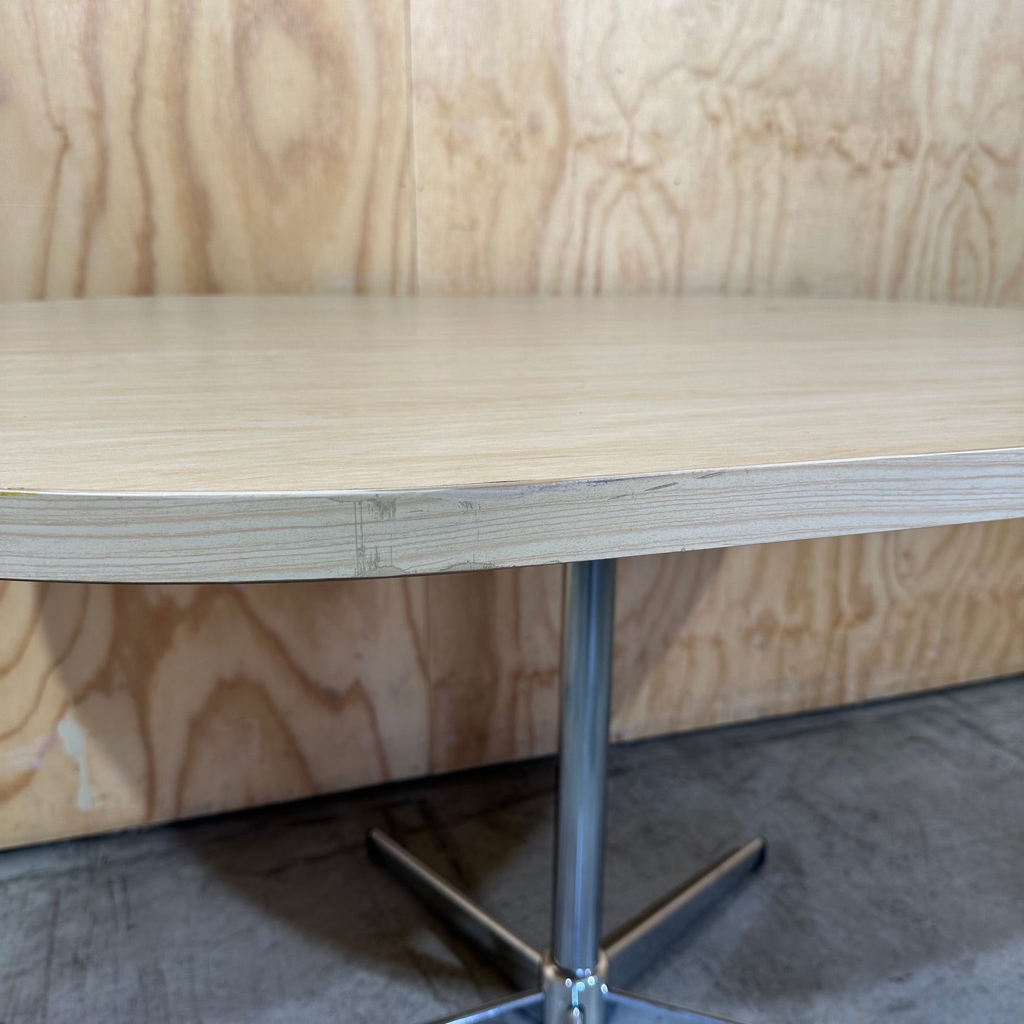 Oval Dining Table in Oak