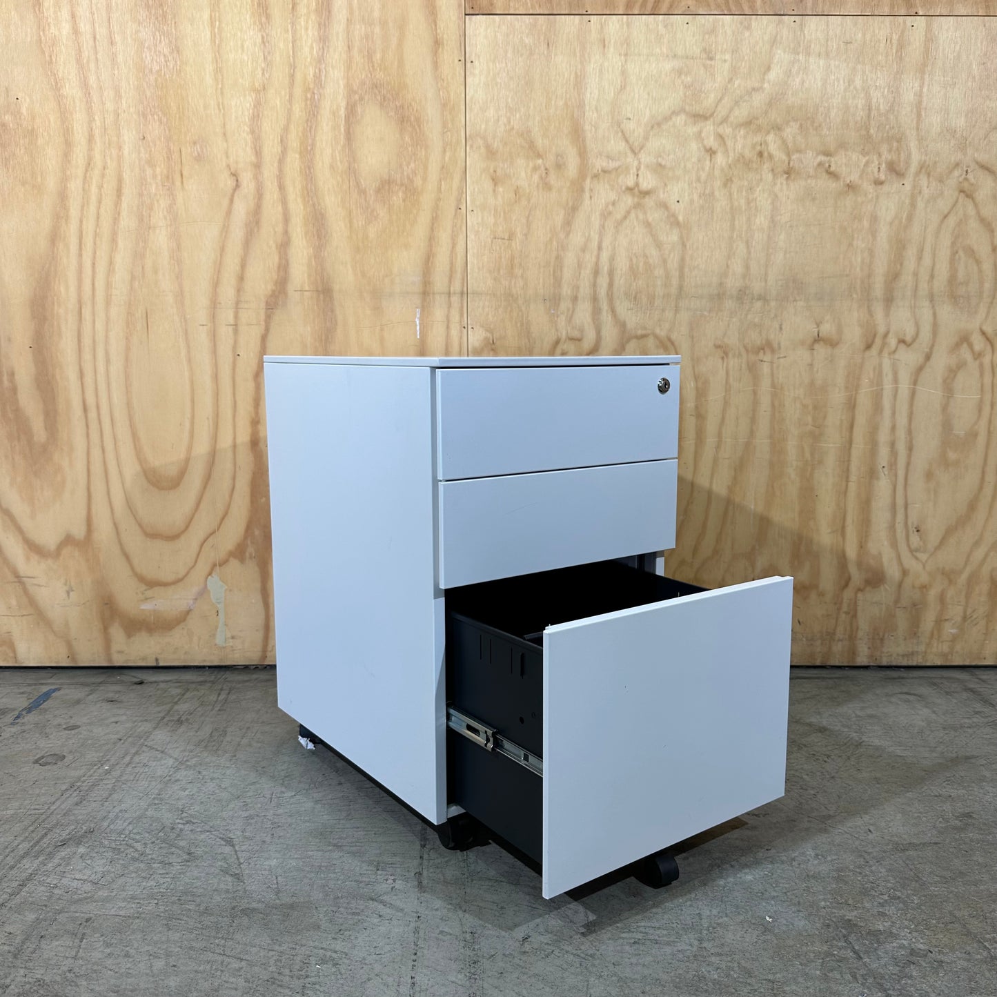 Steelco White Mobile Pedestal